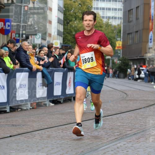 05.10.2025 - 20. swb-Marathon Bremen Strokosch-Dieckow http://msf.ph/oto/9221294 05.10.2025 10:38:21 Ziel 9809, 11430 meine-sportfotos.de