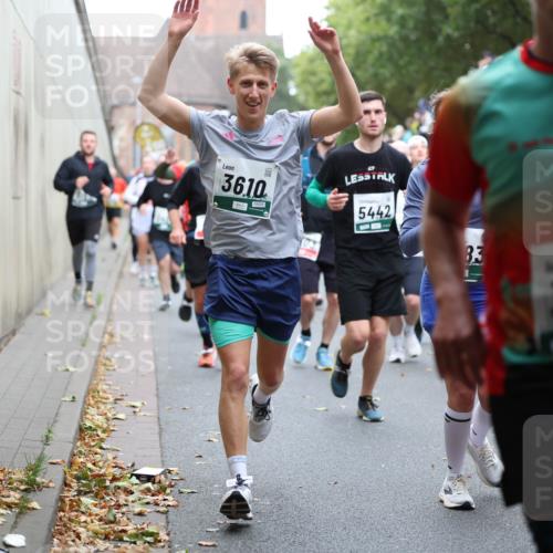 05.10.2025 - 20. swb-Marathon Bremen Michael Strokosch http://msf.ph/oto/9221301 05.10.2025 12:53:38 Laufen 3610, 5442, 83, 3941 meine-sportfotos.de