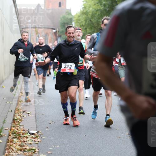 05.10.2025 - 20. swb-Marathon Bremen Michael Strokosch http://msf.ph/oto/9221306 05.10.2025 12:53:39 Laufen 819, 3402, 222, 220, 25, 3610 meine-sportfotos.de
