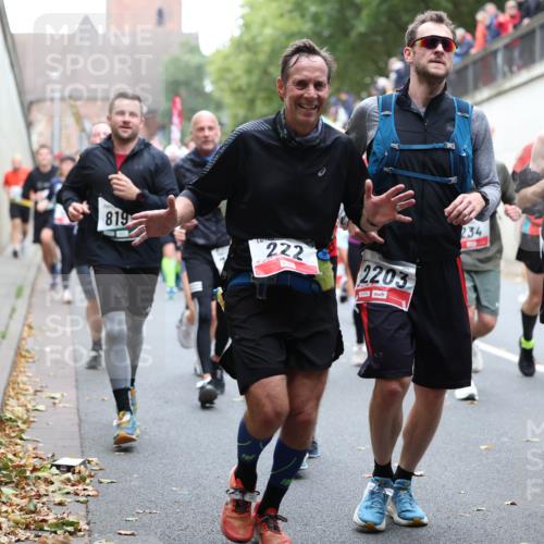 05.10.2025 - 20. swb-Marathon Bremen Michael Strokosch http://msf.ph/oto/9221308 05.10.2025 12:53:40 Laufen 819, 222, 2203, 234, 3374 meine-sportfotos.de