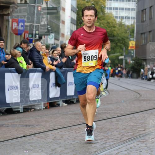 05.10.2025 - 20. swb-Marathon Bremen Strokosch-Dieckow http://msf.ph/oto/9221309 05.10.2025 10:38:21 Ziel 9809, 11430 meine-sportfotos.de