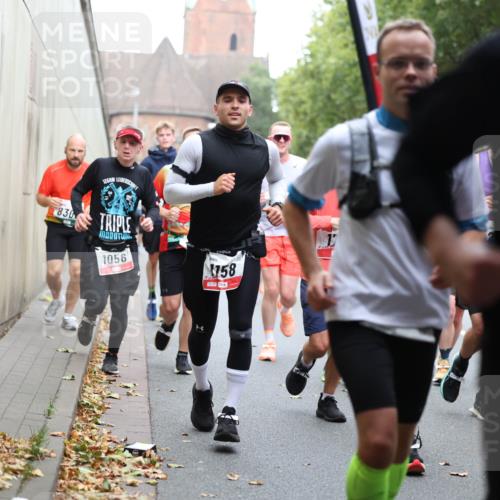 05.10.2025 - 20. swb-Marathon Bremen Michael Strokosch http://msf.ph/oto/9221319 05.10.2025 12:53:45 Laufen 830, 126, 1056, 1158, 17, 51 meine-sportfotos.de