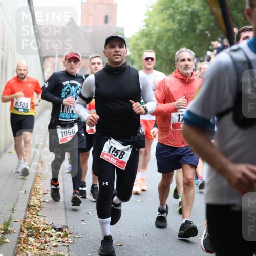 05.10.2025 - 20. swb-Marathon Bremen Michael Strokosch http://msf.ph/oto/9221321 05.10.2025 12:53:46 Laufen 8309, 1056, 1758, 17 meine-sportfotos.de