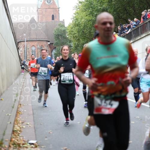 05.10.2025 - 20. swb-Marathon Bremen Michael Strokosch http://msf.ph/oto/9221329 05.10.2025 12:53:51 Laufen 5171, 3881, 6081, 646 meine-sportfotos.de