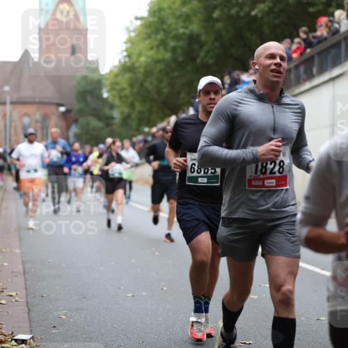 05.10.2025 - 20. swb-Marathon Bremen Michael Strokosch http://msf.ph/oto/9221342 05.10.2025 12:54:00 Laufen 6803, 1828, 01778, 4151 meine-sportfotos.de