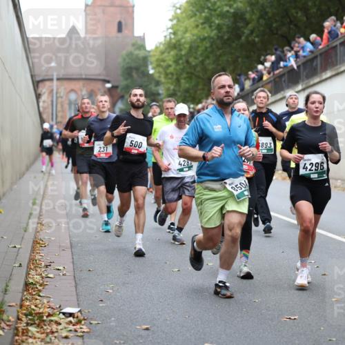 05.10.2025 - 20. swb-Marathon Bremen Michael Strokosch http://msf.ph/oto/9221361 05.10.2025 12:54:08 Laufen 231, 500, 428, 850, 893, 4296 meine-sportfotos.de