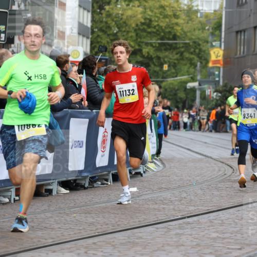 05.10.2025 - 20. swb-Marathon Bremen Strokosch-Dieckow http://msf.ph/oto/9221364 05.10.2025 10:38:44 Ziel 9341, 10352, 10409, 10517, 10862, 11132 meine-sportfotos.de