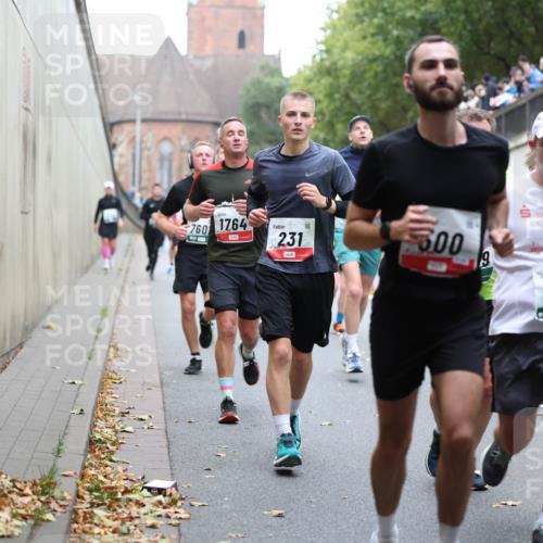 05.10.2025 - 20. swb-Marathon Bremen Michael Strokosch http://msf.ph/oto/9221366 05.10.2025 12:54:10 Laufen 760, 1764, 231, 300, 9, 4281, 68 meine-sportfotos.de