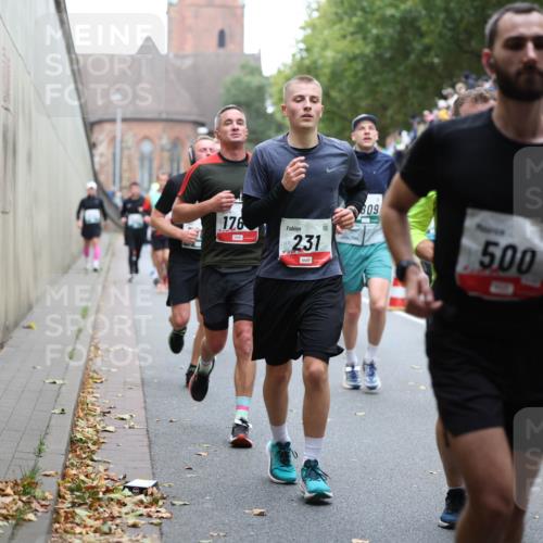 05.10.2025 - 20. swb-Marathon Bremen Michael Strokosch http://msf.ph/oto/9221367 05.10.2025 12:54:10 Laufen 176, 231, 809, 500, 4281 meine-sportfotos.de