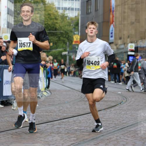 05.10.2025 - 20. swb-Marathon Bremen Strokosch-Dieckow http://msf.ph/oto/9221383 05.10.2025 10:38:47 Ziel 9341, 10352, 10409, 10517, 10862, 10967, 11132 meine-sportfotos.de