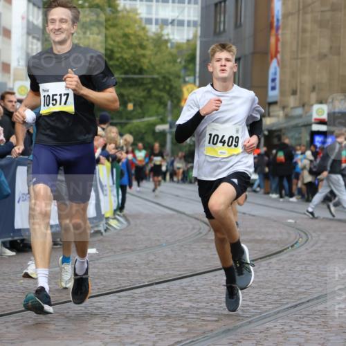 05.10.2025 - 20. swb-Marathon Bremen Strokosch-Dieckow http://msf.ph/oto/9221388 05.10.2025 10:38:47 Ziel 9341, 10352, 10409, 10517, 10862, 10967, 11132 meine-sportfotos.de