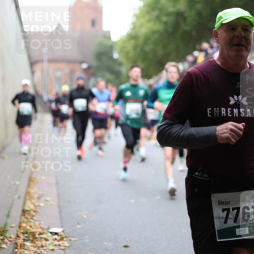 05.10.2025 - 20. swb-Marathon Bremen Michael Strokosch http://msf.ph/oto/9221391 05.10.2025 12:54:20 Laufen 7761 meine-sportfotos.de