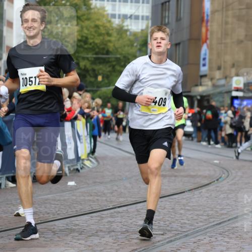 05.10.2025 - 20. swb-Marathon Bremen Strokosch-Dieckow http://msf.ph/oto/9221396 05.10.2025 10:38:48 Ziel 9341, 10352, 10409, 10517, 10967, 11132 meine-sportfotos.de