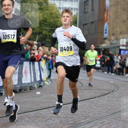 05.10.2025 - 20. swb-Marathon Bremen Strokosch-Dieckow http://msf.ph/oto/9221405 05.10.2025 10:38:48 Ziel 9341, 10352, 10409, 10517, 10967, 11132 meine-sportfotos.de