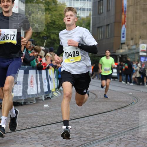 05.10.2025 - 20. swb-Marathon Bremen Strokosch-Dieckow http://msf.ph/oto/9221409 05.10.2025 10:38:48 Ziel 9341, 10352, 10409, 10517, 10967, 11132 meine-sportfotos.de