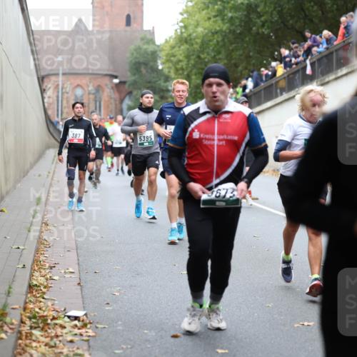 05.10.2025 - 20. swb-Marathon Bremen Michael Strokosch http://msf.ph/oto/9221414 05.10.2025 12:54:30 Laufen 387, 5395, 9675 meine-sportfotos.de