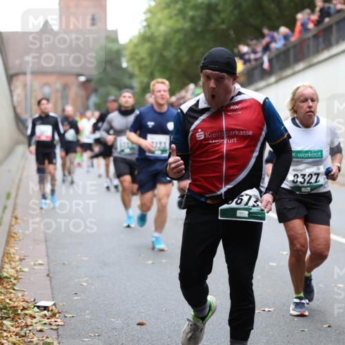 05.10.2025 - 20. swb-Marathon Bremen Michael Strokosch http://msf.ph/oto/9221415 05.10.2025 12:54:30 Laufen 673, 8327 meine-sportfotos.de