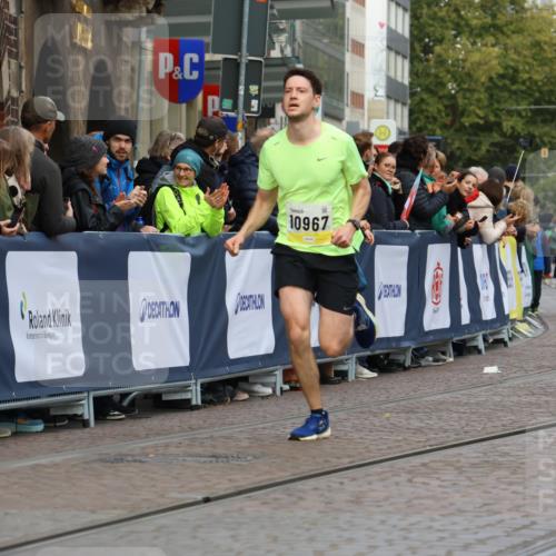 05.10.2025 - 20. swb-Marathon Bremen Strokosch-Dieckow http://msf.ph/oto/9221419 05.10.2025 10:38:53 Ziel 10967 meine-sportfotos.de