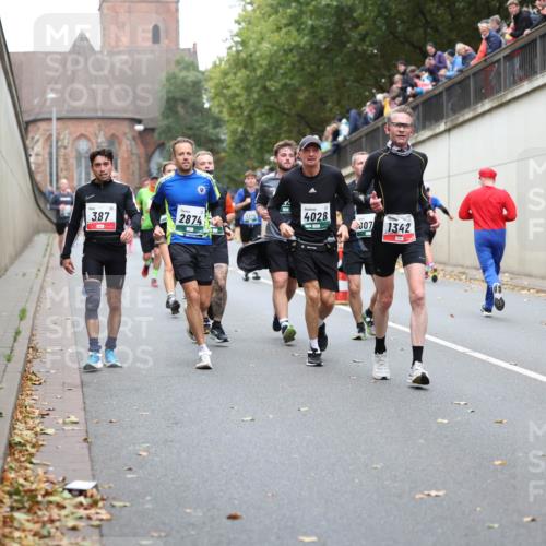 05.10.2025 - 20. swb-Marathon Bremen Michael Strokosch http://msf.ph/oto/9221422 05.10.2025 12:54:33 Laufen 387, 2874, 4028, 807, 1342 meine-sportfotos.de