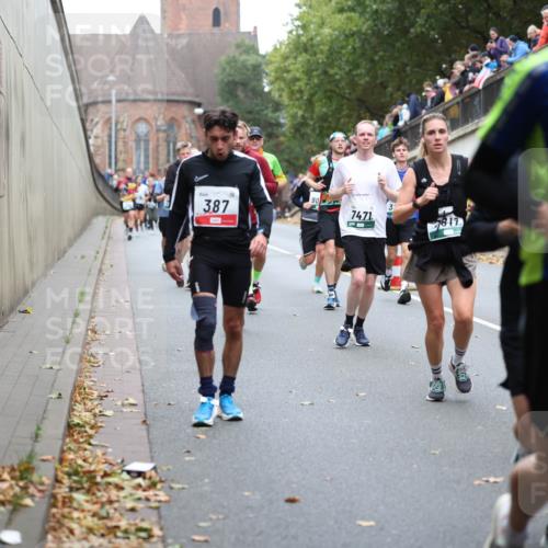 05.10.2025 - 20. swb-Marathon Bremen Michael Strokosch http://msf.ph/oto/9221428 05.10.2025 12:54:36 Laufen 90, 387, 3, 74, 71, 7817, 287 meine-sportfotos.de