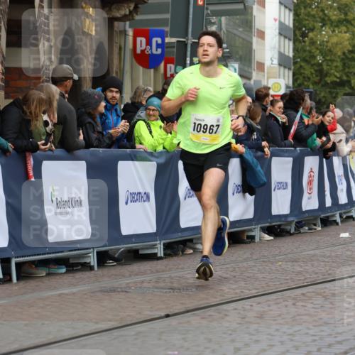 05.10.2025 - 20. swb-Marathon Bremen Strokosch-Dieckow http://msf.ph/oto/9221432 05.10.2025 10:38:53 Ziel 10967 meine-sportfotos.de