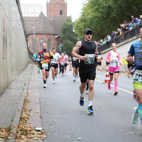 05.10.2025 - 20. swb-Marathon Bremen Michael Strokosch http://msf.ph/oto/9221442 05.10.2025 12:54:44 Laufen 7808, 5788, 5462, 2852 meine-sportfotos.de