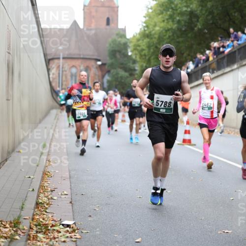 05.10.2025 - 20. swb-Marathon Bremen Michael Strokosch http://msf.ph/oto/9221443 05.10.2025 12:54:44 Laufen 7806, 5788, 5462, 2852 meine-sportfotos.de