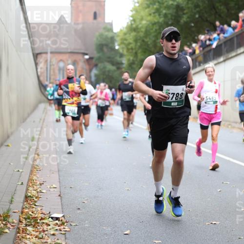 05.10.2025 - 20. swb-Marathon Bremen Michael Strokosch http://msf.ph/oto/9221445 05.10.2025 12:54:45 Laufen 7606, 788, 5462, 7396, 2 meine-sportfotos.de