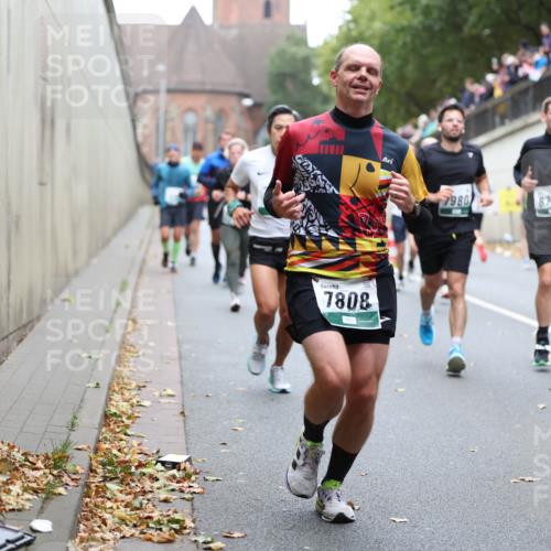 05.10.2025 - 20. swb-Marathon Bremen Michael Strokosch http://msf.ph/oto/9221450 05.10.2025 12:54:47 Laufen 7808, 7980, 8704 meine-sportfotos.de