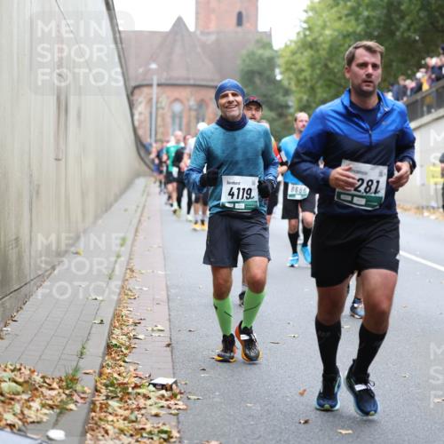 05.10.2025 - 20. swb-Marathon Bremen Michael Strokosch http://msf.ph/oto/9221462 05.10.2025 12:54:52 Laufen 4119, 8686, 281, 5935 meine-sportfotos.de
