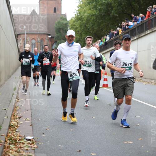 05.10.2025 - 20. swb-Marathon Bremen Michael Strokosch http://msf.ph/oto/9221472 05.10.2025 12:54:57 Laufen 7260, 71, 9134, 3995, 9076, 824 meine-sportfotos.de