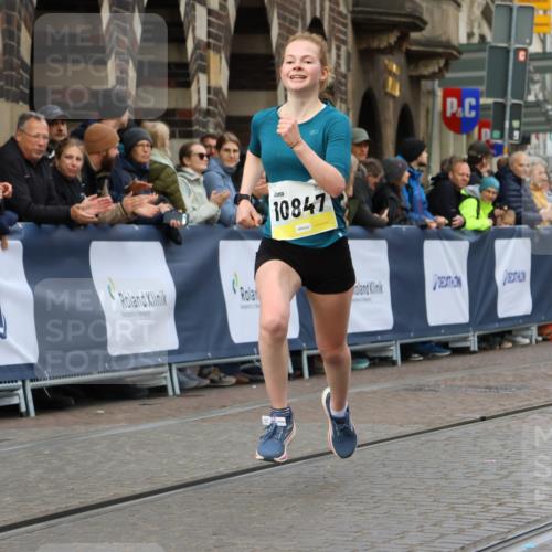 05.10.2025 - 20. swb-Marathon Bremen Strokosch-Dieckow http://msf.ph/oto/9221479 05.10.2025 10:39:08 Ziel 9403, 10847, 11594 meine-sportfotos.de