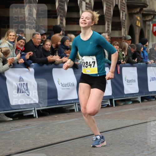 05.10.2025 - 20. swb-Marathon Bremen Strokosch-Dieckow http://msf.ph/oto/9221490 05.10.2025 10:39:08 Ziel 9403, 10847, 11594 meine-sportfotos.de