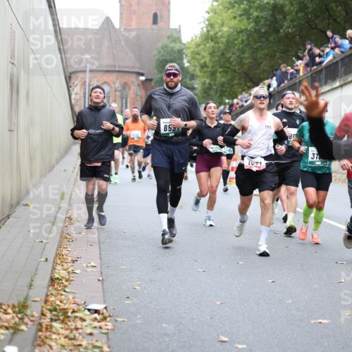05.10.2025 - 20. swb-Marathon Bremen Michael Strokosch http://msf.ph/oto/9221491 05.10.2025 12:55:05 Laufen 853, 71, 31, 58 meine-sportfotos.de