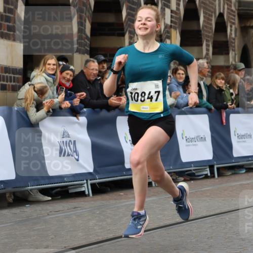 05.10.2025 - 20. swb-Marathon Bremen Strokosch-Dieckow http://msf.ph/oto/9221497 05.10.2025 10:39:08 Ziel 9403, 10847, 11594 meine-sportfotos.de