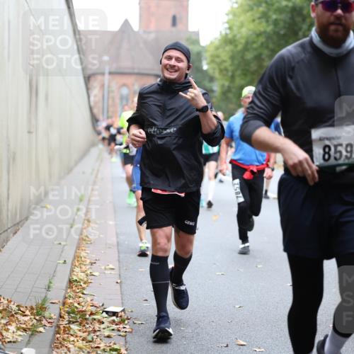 05.10.2025 - 20. swb-Marathon Bremen Michael Strokosch http://msf.ph/oto/9221498 05.10.2025 12:55:07 Laufen 7852, 8591, 8107 meine-sportfotos.de
