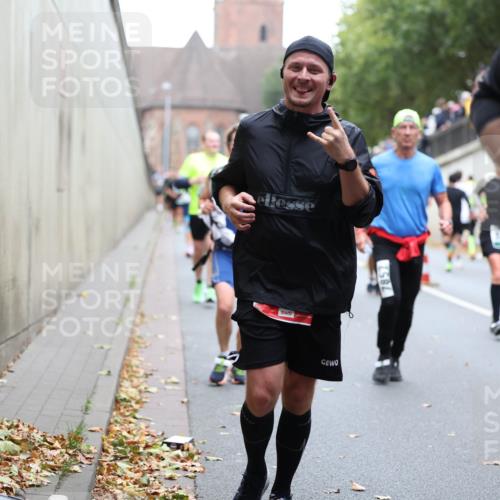 05.10.2025 - 20. swb-Marathon Bremen Michael Strokosch http://msf.ph/oto/9221499 05.10.2025 12:55:08 Laufen 7857 meine-sportfotos.de