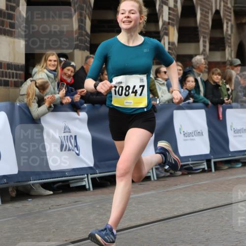 05.10.2025 - 20. swb-Marathon Bremen Strokosch-Dieckow http://msf.ph/oto/9221502 05.10.2025 10:39:08 Ziel 9403, 10847, 11594 meine-sportfotos.de