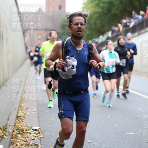 05.10.2025 - 20. swb-Marathon Bremen Michael Strokosch http://msf.ph/oto/9221504 05.10.2025 12:55:10 Laufen 7857 meine-sportfotos.de