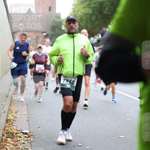 05.10.2025 - 20. swb-Marathon Bremen Michael Strokosch http://msf.ph/oto/9221509 05.10.2025 12:55:13 Laufen 7950 meine-sportfotos.de