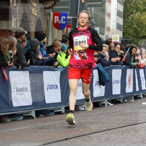05.10.2025 - 20. swb-Marathon Bremen Strokosch-Dieckow http://msf.ph/oto/9221525 05.10.2025 10:39:18 Ziel 7111, 9239, 9863, 10908, 11067, 11343 meine-sportfotos.de