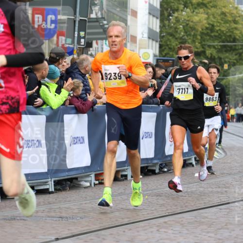 05.10.2025 - 20. swb-Marathon Bremen Strokosch-Dieckow http://msf.ph/oto/9221528 05.10.2025 10:39:20 Ziel 7111, 9239, 9863, 10908, 11067, 11343 meine-sportfotos.de