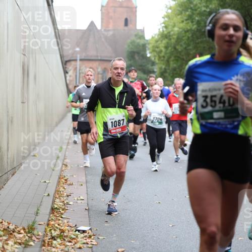05.10.2025 - 20. swb-Marathon Bremen Michael Strokosch http://msf.ph/oto/9221531 05.10.2025 12:55:24 Laufen 1087, 3704, 3540, 665, 5 meine-sportfotos.de