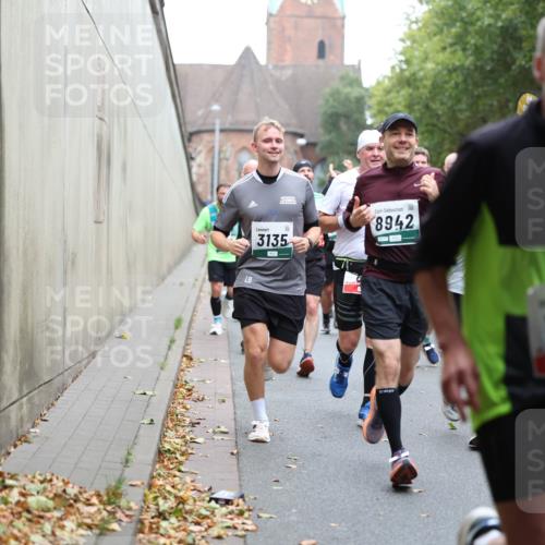 05.10.2025 - 20. swb-Marathon Bremen Michael Strokosch http://msf.ph/oto/9221534 05.10.2025 12:55:25 Laufen 3135, 8942, 1087 meine-sportfotos.de