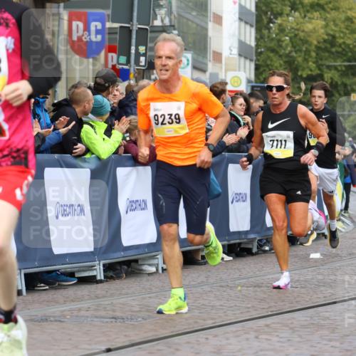 05.10.2025 - 20. swb-Marathon Bremen Strokosch-Dieckow http://msf.ph/oto/9221536 05.10.2025 10:39:20 Ziel 7111, 9239, 9863, 10908, 11067, 11343 meine-sportfotos.de