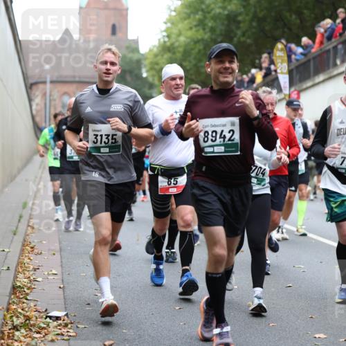 05.10.2025 - 20. swb-Marathon Bremen Michael Strokosch http://msf.ph/oto/9221537 05.10.2025 12:55:26 Laufen 3135, 85, 8942, 704, 200, 7772 meine-sportfotos.de