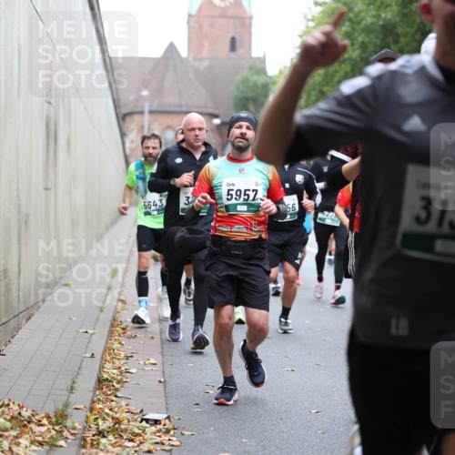 05.10.2025 - 20. swb-Marathon Bremen Michael Strokosch http://msf.ph/oto/9221541 05.10.2025 12:55:27 Laufen 5643, 5957, 56, 3135 meine-sportfotos.de