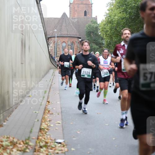 05.10.2025 - 20. swb-Marathon Bremen Michael Strokosch http://msf.ph/oto/9221566 05.10.2025 12:55:34 Laufen 4523, 2509, 5604, 5760 meine-sportfotos.de