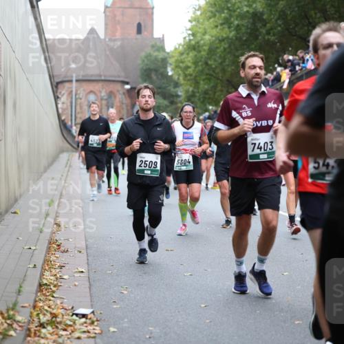 05.10.2025 - 20. swb-Marathon Bremen Michael Strokosch http://msf.ph/oto/9221567 05.10.2025 12:55:35 Laufen 4523, 2509, 1860, 7403, 5604, 54, 5760 meine-sportfotos.de