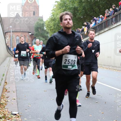 05.10.2025 - 20. swb-Marathon Bremen Michael Strokosch http://msf.ph/oto/9221573 05.10.2025 12:55:36 Laufen 4523, 2509, 7724 meine-sportfotos.de